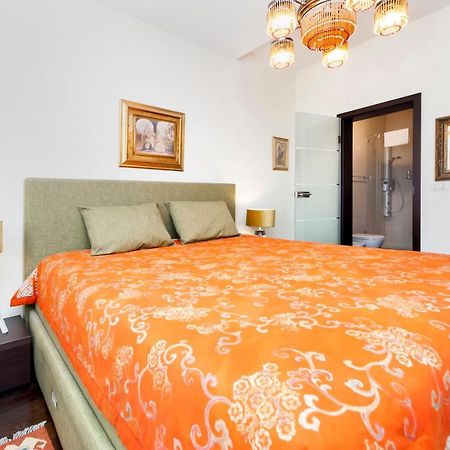 Apartment Mia Ровин Екстериор снимка
