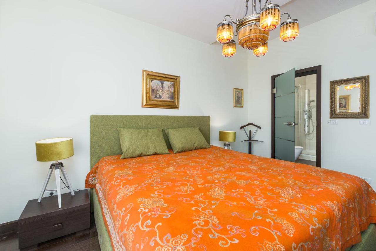Apartment Mia Ровин Екстериор снимка