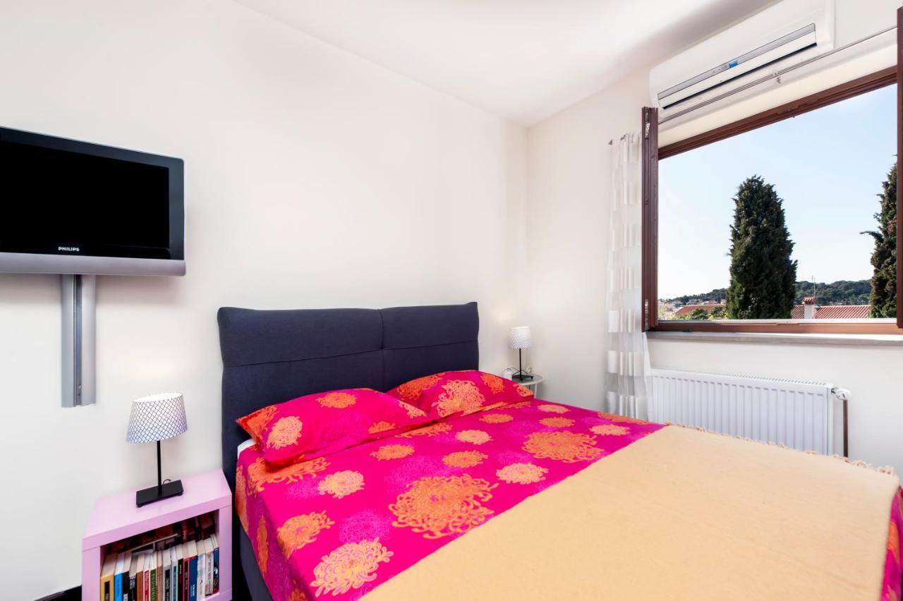 Apartment Mia Ровин Екстериор снимка