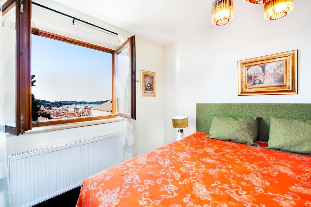 Apartment Mia Ровин Екстериор снимка