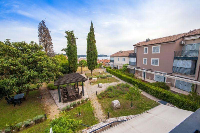 Apartment Mia Ровин Екстериор снимка